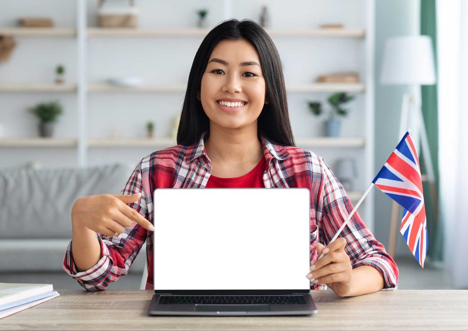 learn-english-online-asian-woman-with-british-fla-2022-12-16-07-38-43-utc.jpg